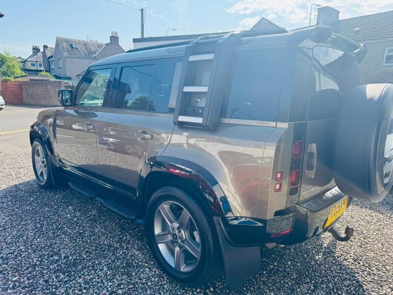 View LAND ROVER DEFENDER 110 3.0 D250 MHEV SE