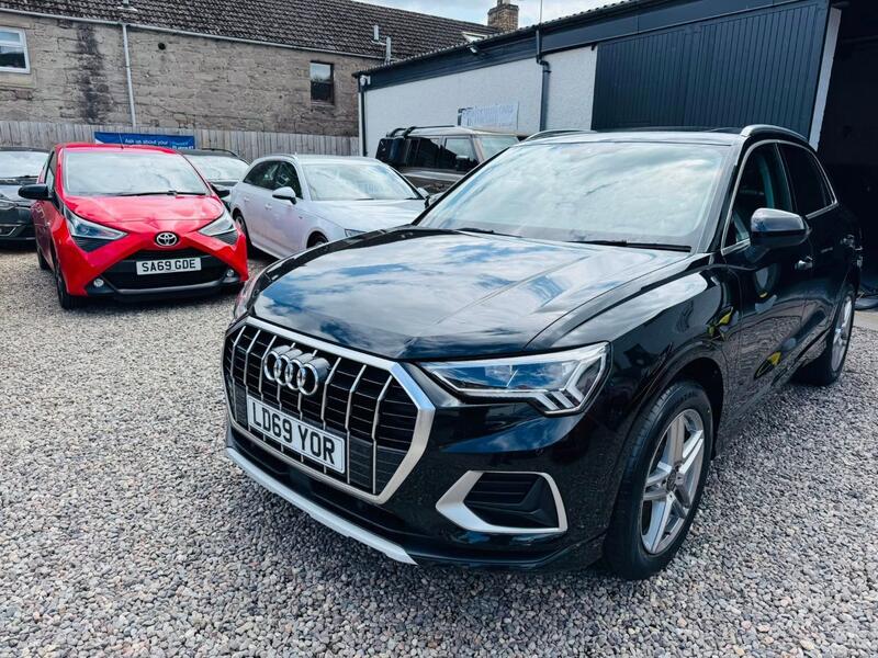 View AUDI Q3 2.0 TFSI 40 Sport
